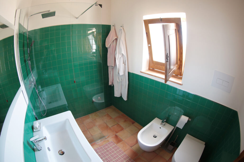 foto dell'intero bagno con tutti i comfort della casa del carrubo
