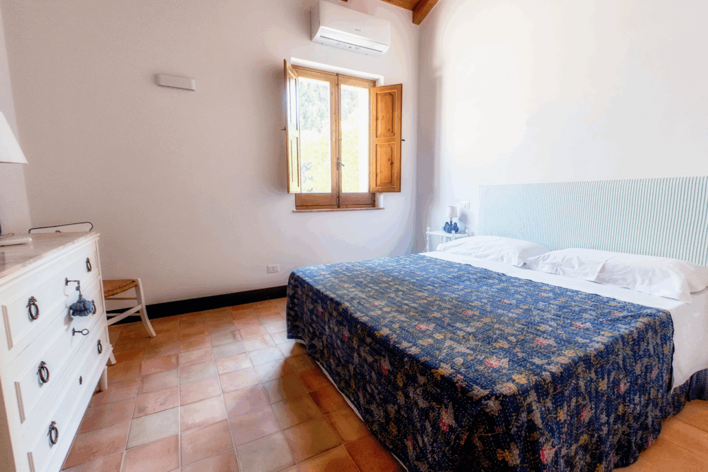 foto della camera da letto della prima camera da letto con letto matrimoniale e condizionatore della casa del carrubo