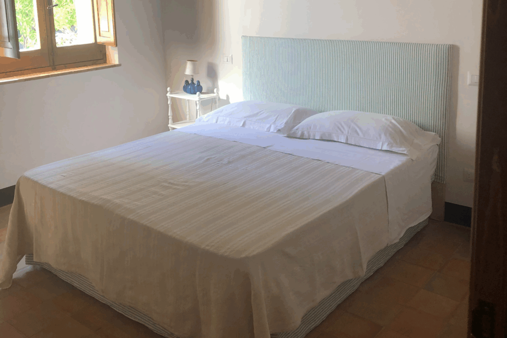 letto matrimoniale della seconda camera della casa del carrubo