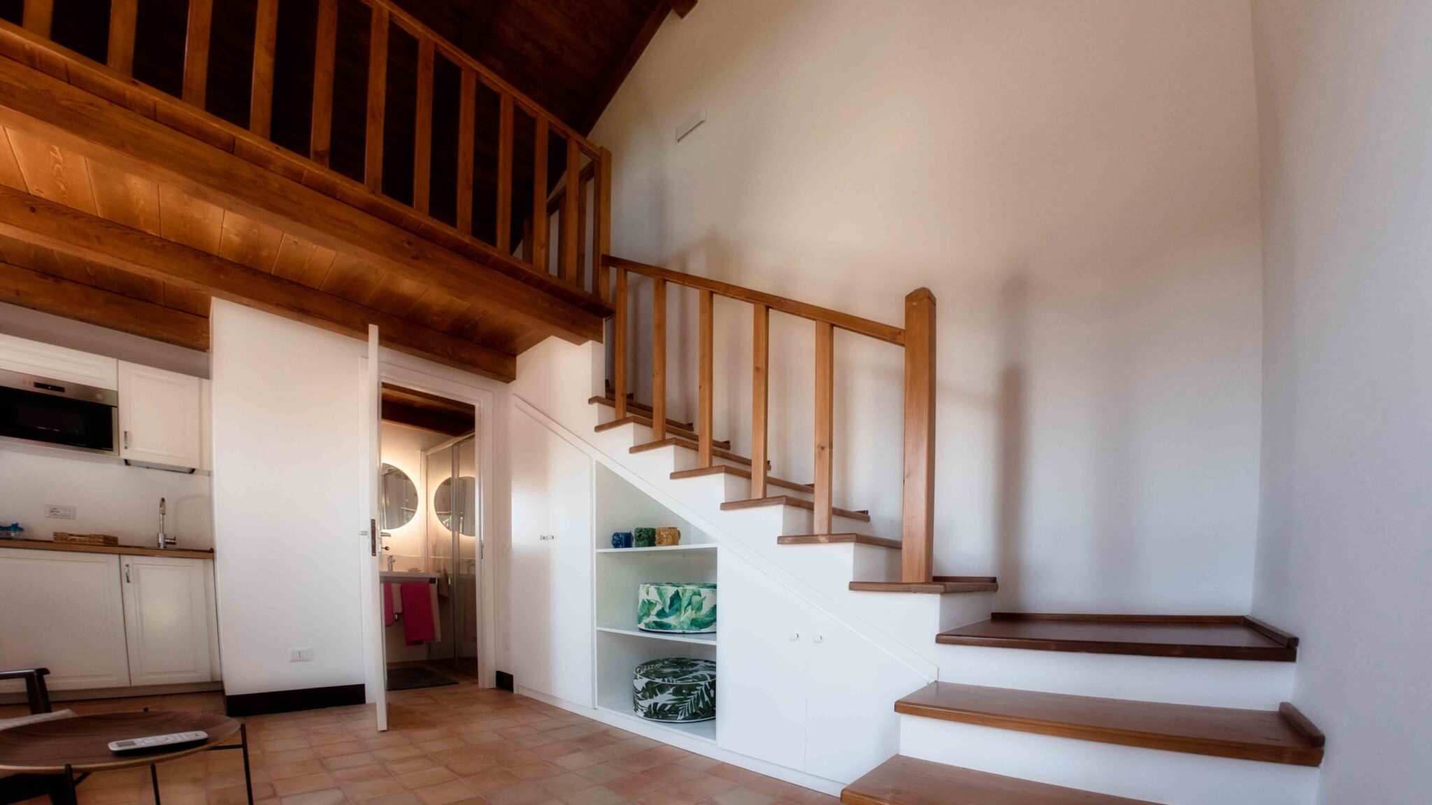 foto delle scale che portano al soppalco della casa del mandarino di borgo carbone