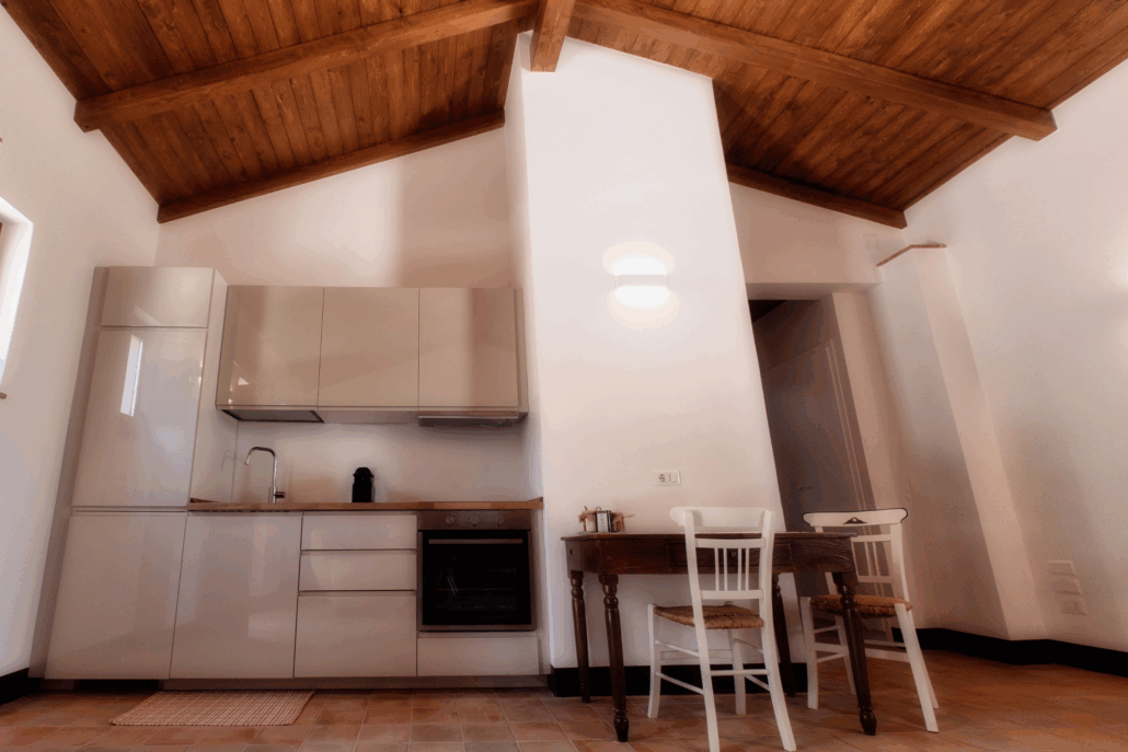 foto della zona cucina ben attrezzata della casa del carrubbo