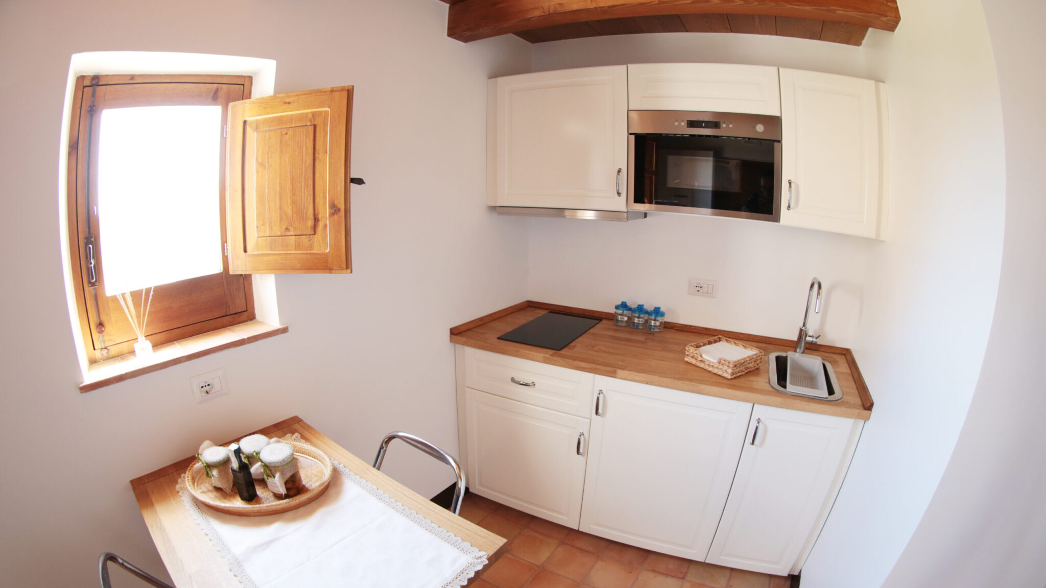 foto della cucina ben attrezzata della casa del mandarino di borgo carbone