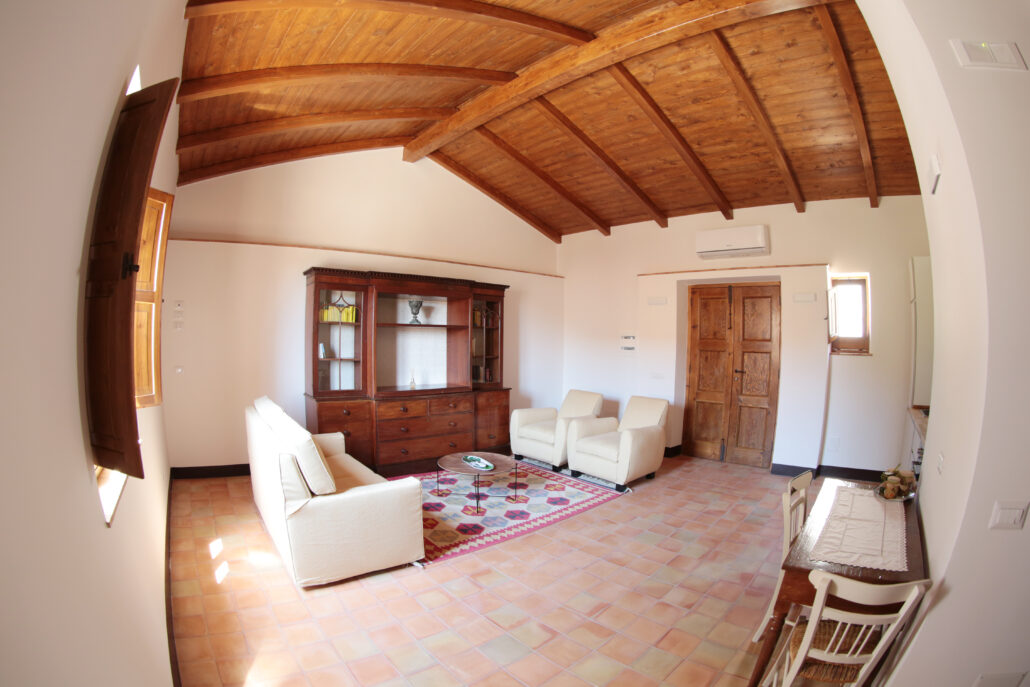 soggiorno ampio e luminoso della casa del carrubo