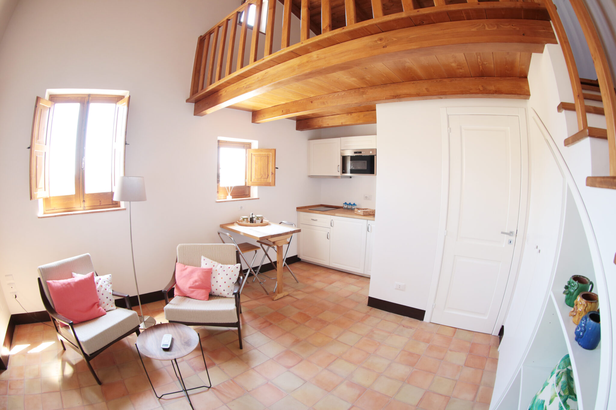 foto del soggiorno-cucina con divani è un tavolino della casa del mandarino di borgo carbone