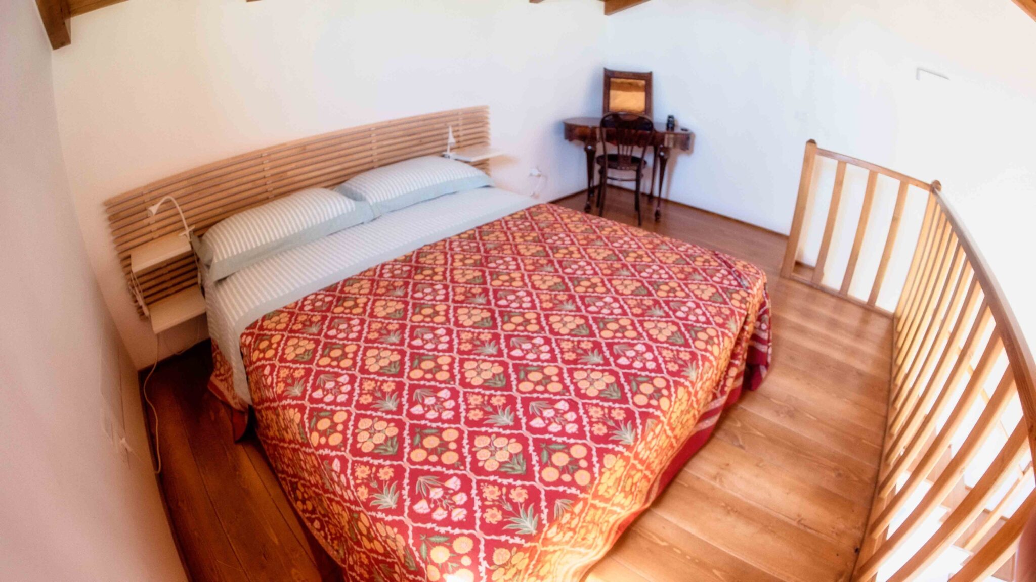 foto della zona notte con letto matrimoniale della casa del mandarino di borgo carbone